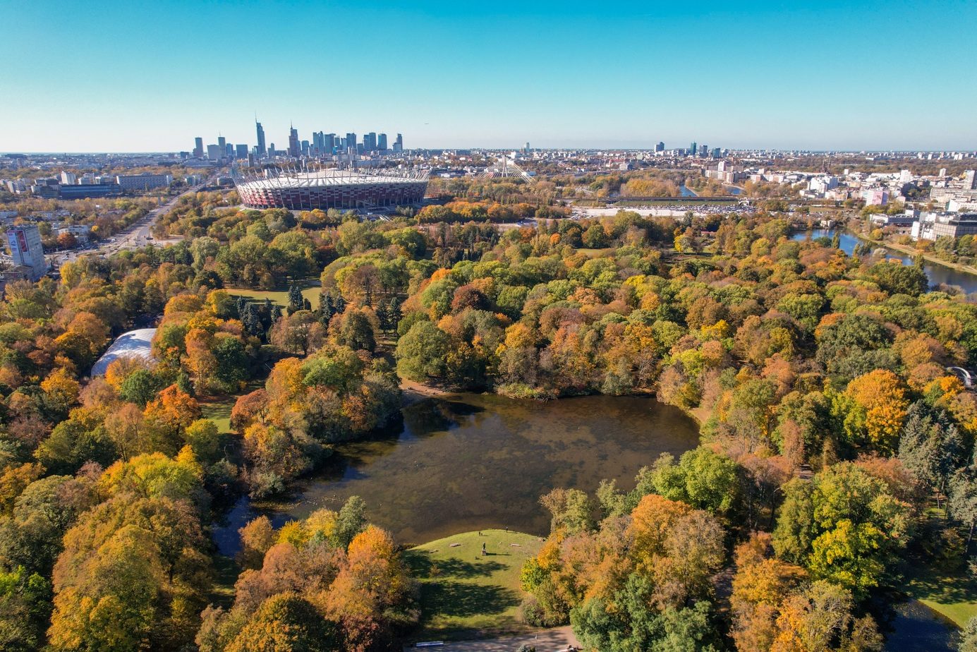 Park Skaryszewski i Jeziorko Kamionkowskie jesienią, w tle Stadion Narodowy
