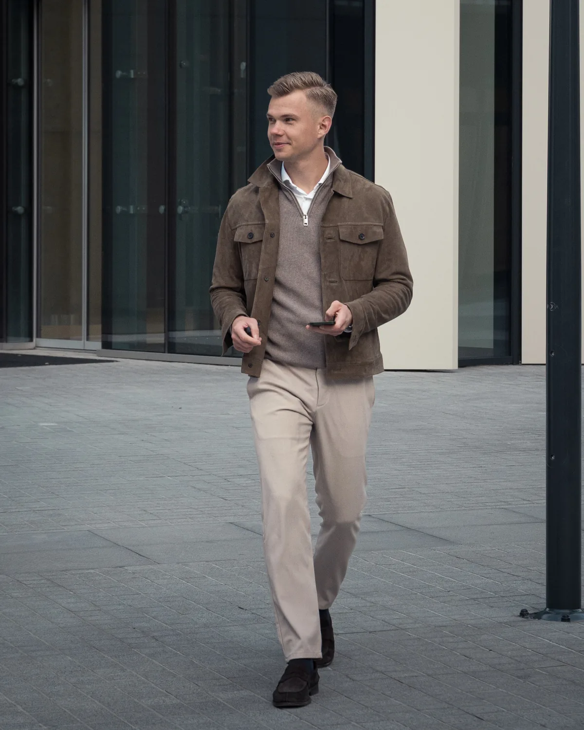 Marcin Popławski w drodze na prezentację mieszkania w Warszawie