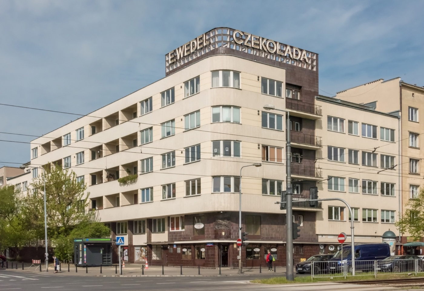 Modernistyczna kamienica Wedla na Starym Mokotowie, narożnik z neonem E. Wedel Czekolada