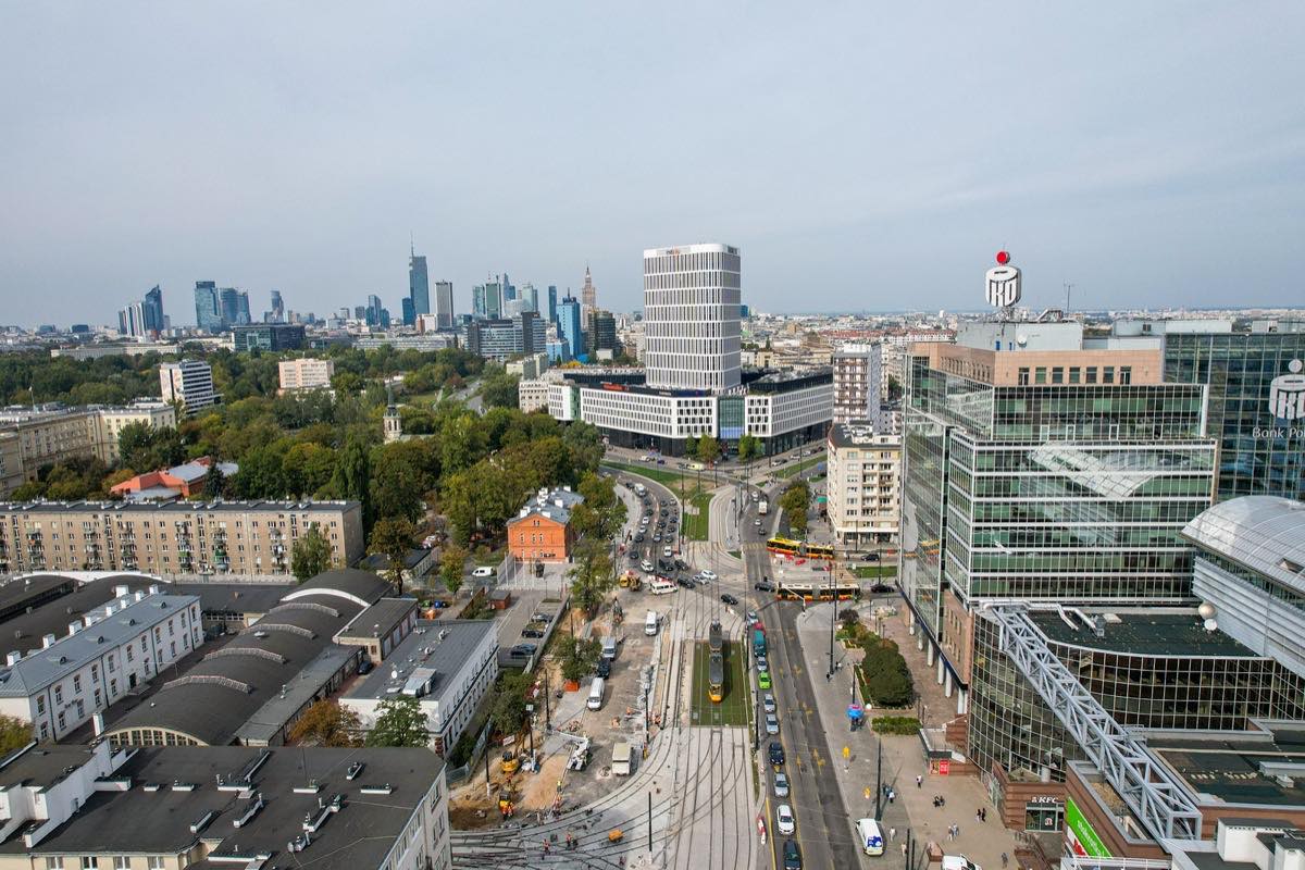 Panorama Starego Mokotowa z lotu ptaka, w tle wieżowce centrum Warszawy