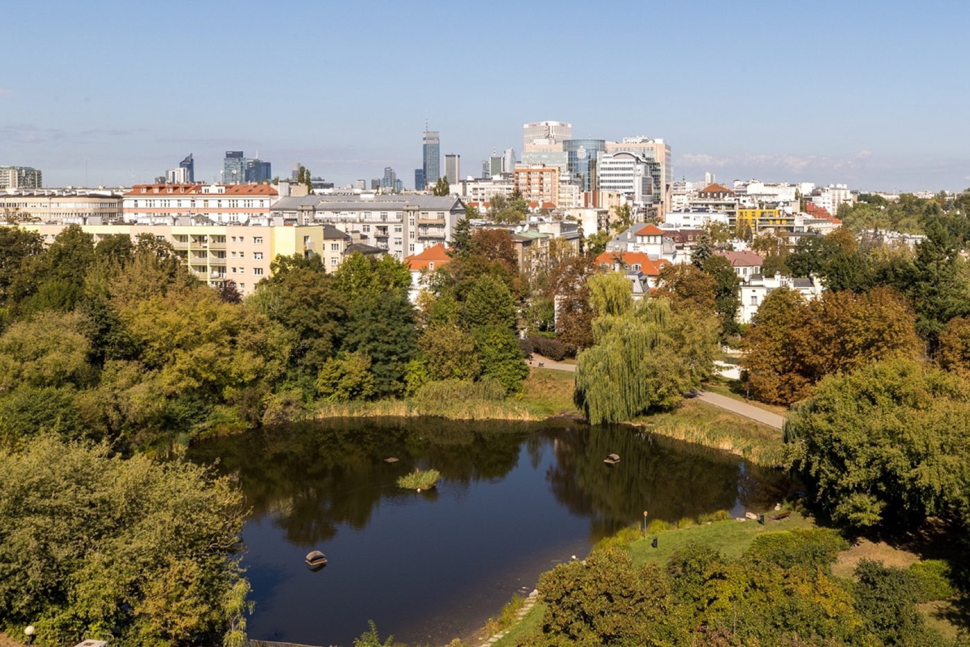 Park Morskie Oko na Starym Mokotowie, staw i zieleń na tle centrum Warszawy